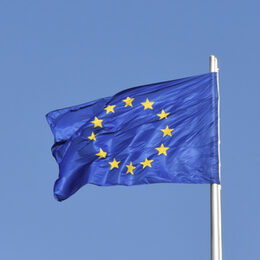 EU-Flagge vor wolkenlosem blauem Himmel